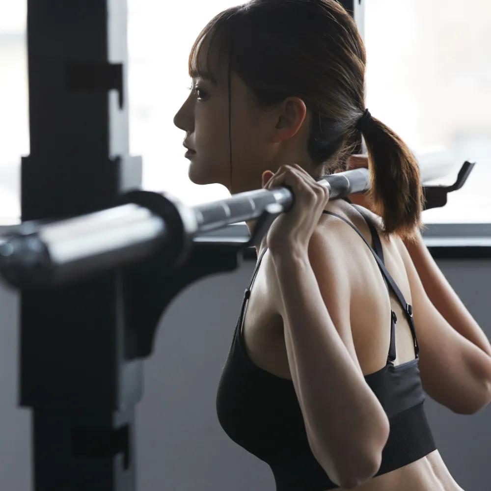 トレーニングする女性