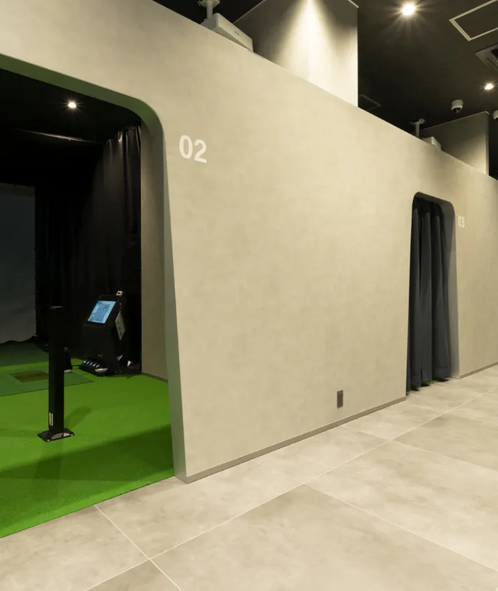 仕切り壁で隣を気にせず一打に没頭できる半・完全個室のインドアゴルフ打席。