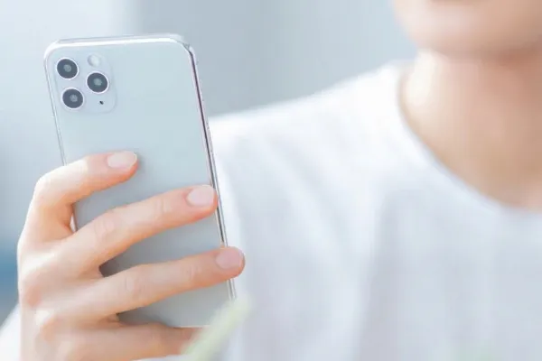 Flow 01 スマートフォンでDIVE公式LINEを友だち追加する様子。