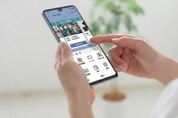 Flow 02 LINEのメッセージから先行入会限定特典を受け取る様子。