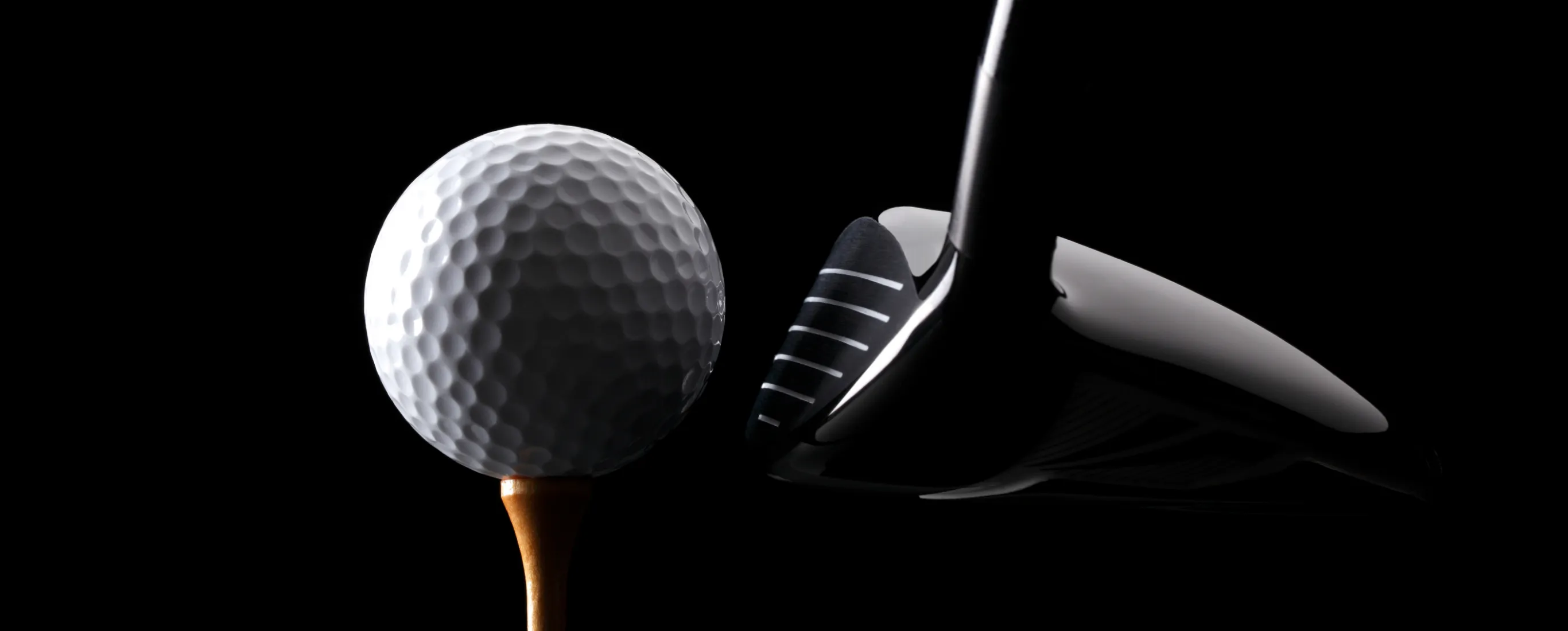 インドアゴルフの打席とシミュレーター