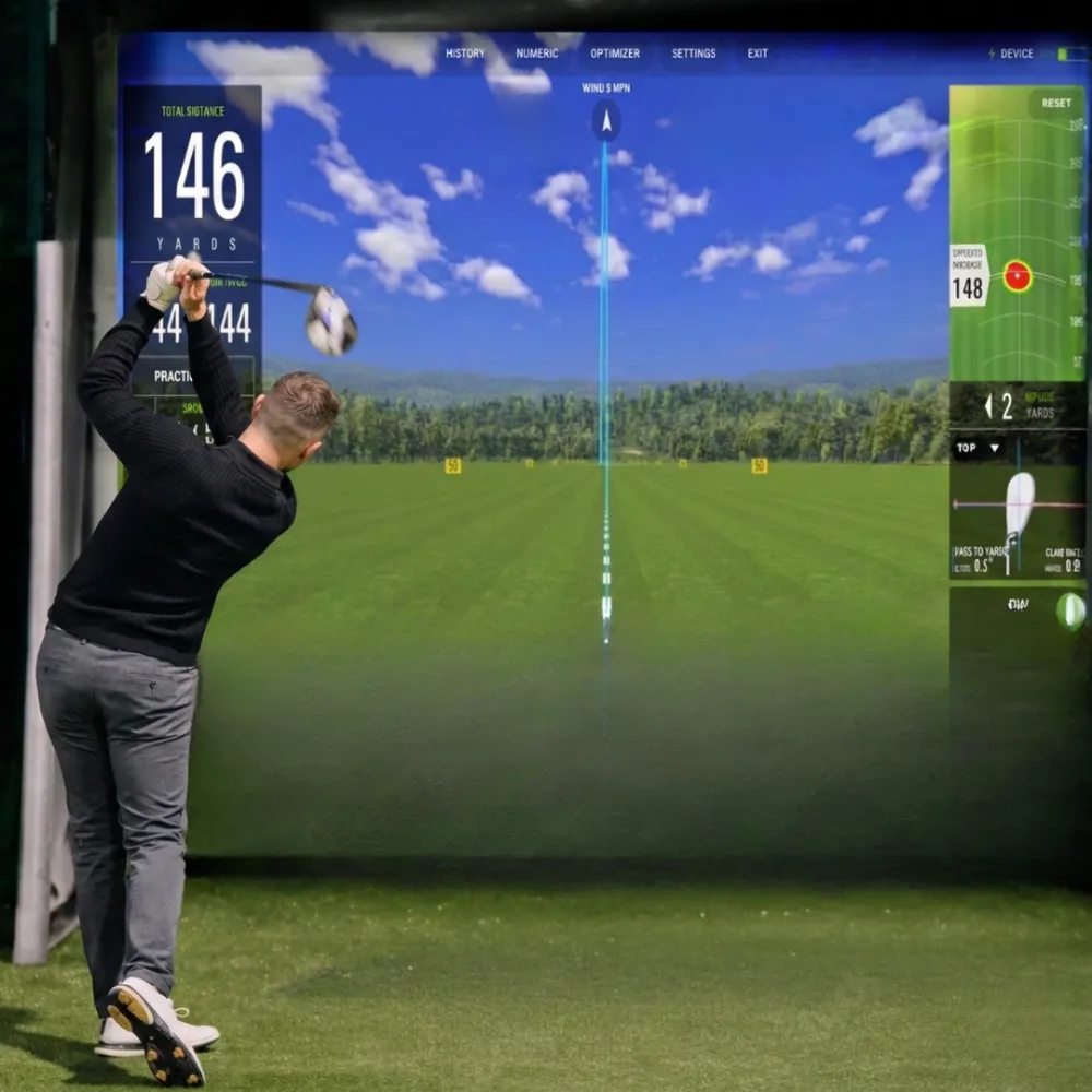 インドアゴルフで練習する男性