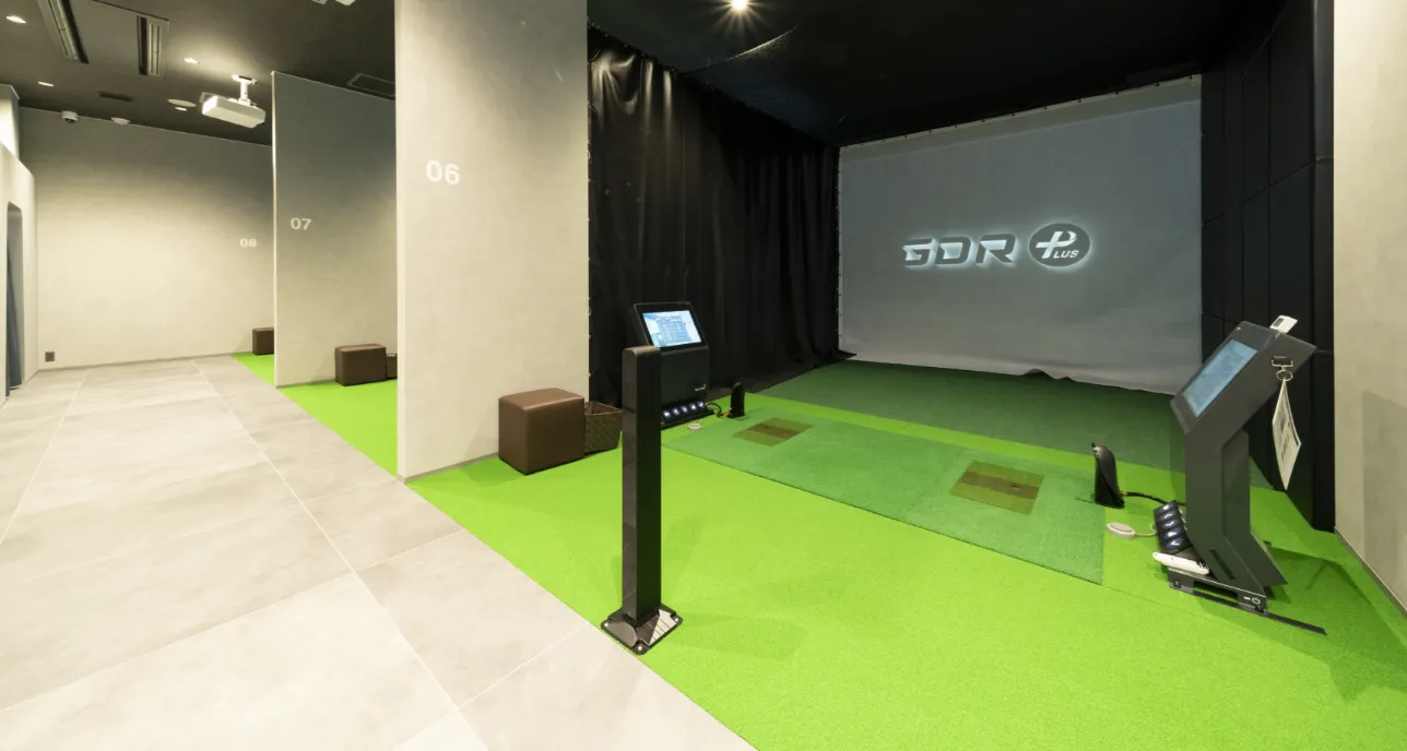Point 02 プライベート設計の個室型インドアゴルフ打席。隣の視線を気にせず練習できる半・完全個室の空間。