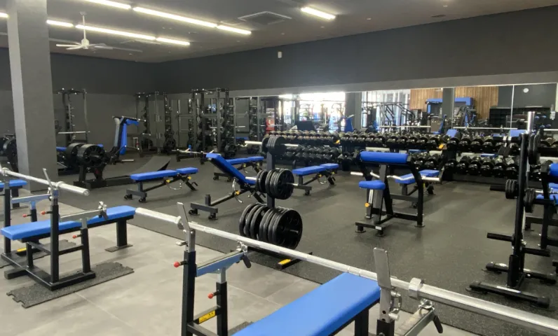 Point 04 フィットネスジム内観。充実したマシンと落ち着いた空間で5:00〜24:00まで利用可能。